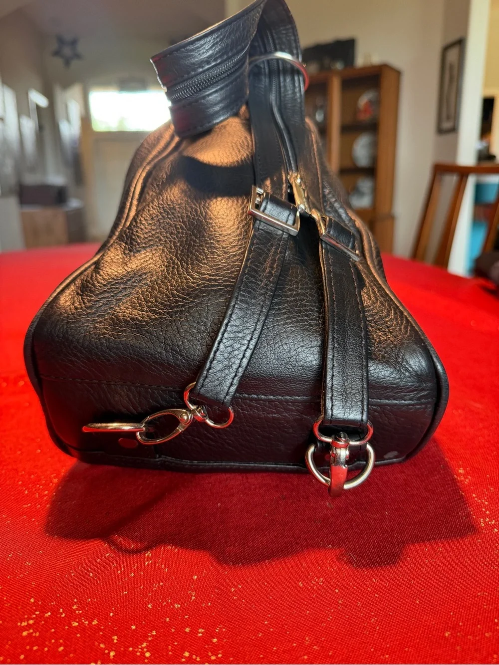 👉🏼LIKE NEW👈🏼 Gorgeous European Black Leather Transitional Backpack Purse- Patra